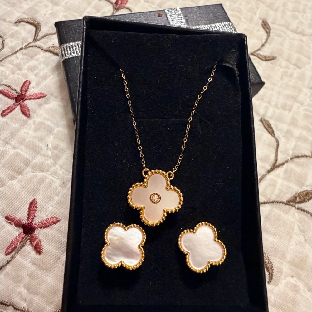 Real 18k LIGHTWEIGHT and delicate Elegant Gold and White Flower Jewelry Set
